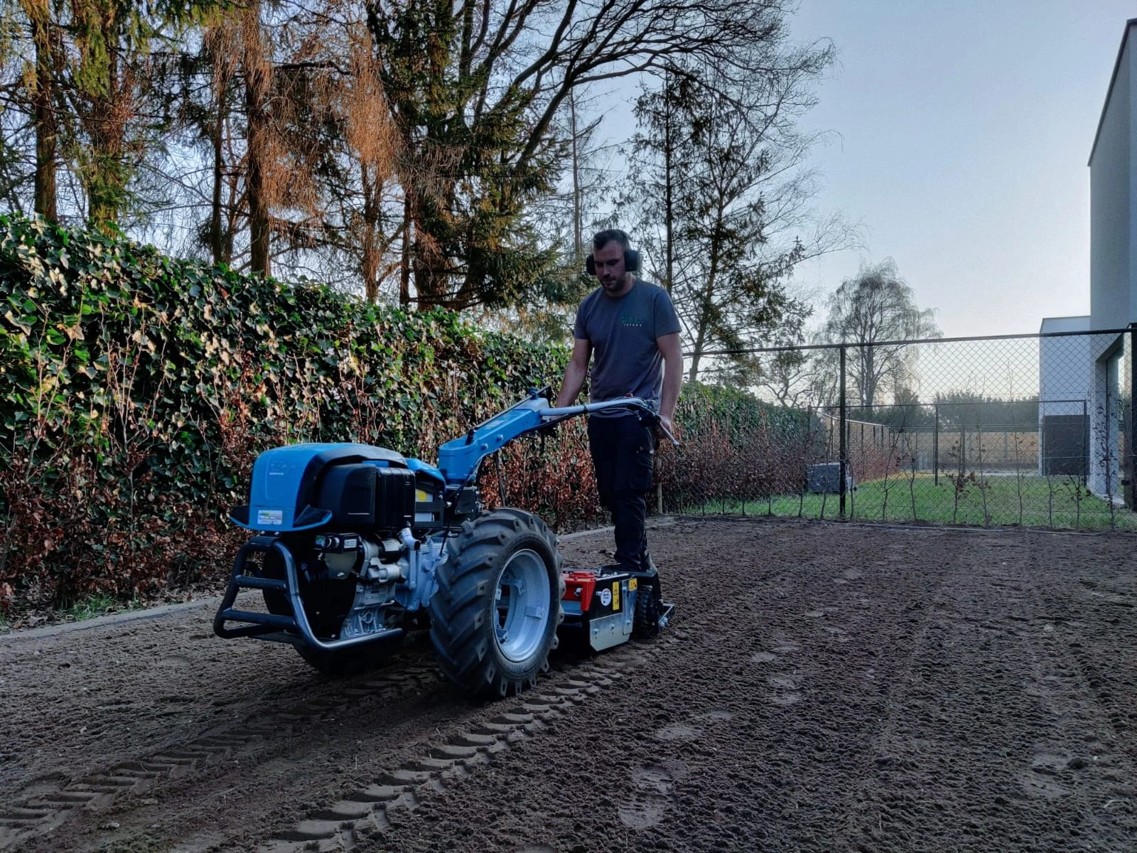 een foto van Kenneth Janssen die aan het werken is